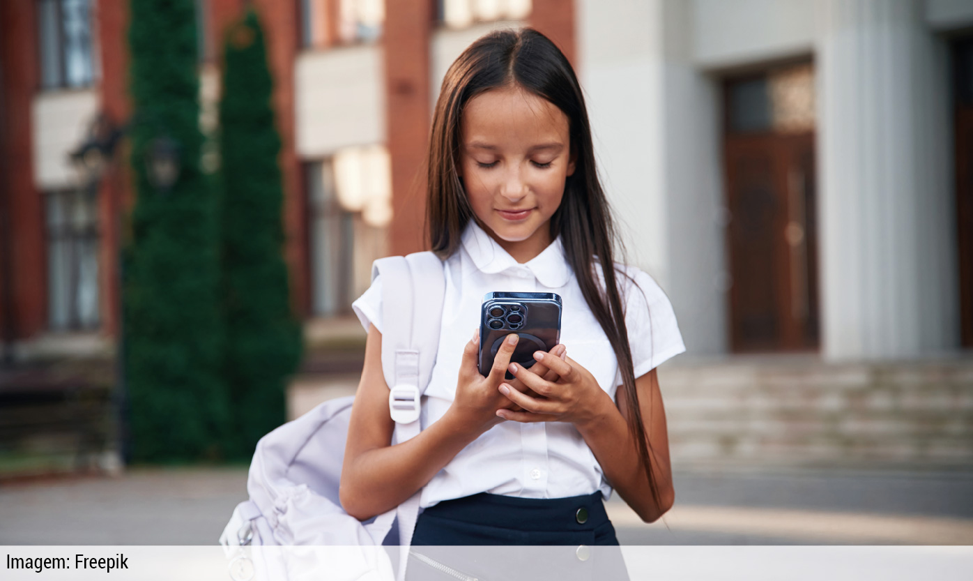 CCJ da Câmara flexibiliza texto e aprova projeto para restringir uso de celulares nas escolas